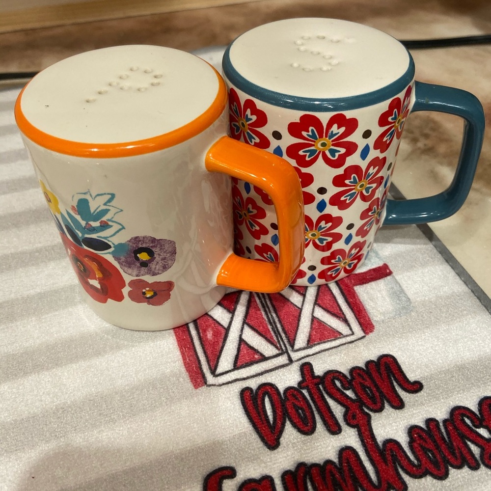 Pioneer woman salt and pepper shakers